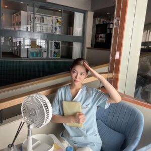 Song Ji-woo Instagram - #jtbc #토일10시30분 
#닥터슬럼프 #도혜지 
#doctorslump #netflix #tving

오늘도 본방사수 🩵