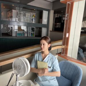 Song Ji-woo Instagram - #jtbc #토일10시30분 
#닥터슬럼프 #도혜지 
#doctorslump #netflix #tving

오늘도 본방사수 🩵
