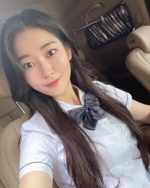 Song Ji-woo Instagram - 셀카는 어려웝 🫨

@netflixkr 
#너의시간속으로 #ATimeCalledYou #변다현