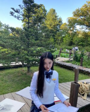 Song Ji-woo Instagram - 저는 ’변다현‘ 역으로 출연한답니닷! 많관부🥰

@netflixkr 
#너의시간속으로 #변다현