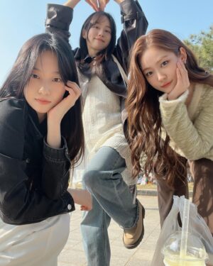 Song Ji-woo Instagram - 삼총사 봄나들이🌸