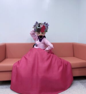Song Min-gyeong Instagram - 복면가왕 ♥️ 즐겁고 소중한 무대를 또 만들어주셔서
모든분들 너무 감사드려요🙏🏻

“머릿결이 찰랑찰랑” 은 바로 송민경이었습니다 ㅎㅎ
머선일이고~!!!

항상 하는 말이 있어요
평생 여러분들 곁에서 ‘희노애락’을 함께하고
나무의 든든한 큰 밑둥이 되어 
늘 그자리에 어디 안가고 가만~히 있을테니,
웃고싶을때 울고싶을때 저에게 쉬어가시라구요 🌳

그런 “사람” 이 되고 싶습니다
가수건 배우이건 저는 여러분들께 늘 그런 존재가 되고 싶어요
늘 선한 영향력을 끼치고 싶어요

이렇게 한발한발 저도 열심히 나아갈게요
우리 평생 함께해요 🫣

언젠가 세상을 떠날때, 눈감을때
“인생아 고마웠다” 하고 눈감고 싶어서...

제가 좋아하는 노래라 방송에서 꼭 들려드리고 싶었는데
이렇게 빨리 기회가 와서 너무 좋았습니다.
진심을 전해드리고 싶어서 소중히 불러보았는데,
또 몇몇분께 전달이 된것 같아 기분이 좋습니다 ㅎㅎ

행여나 아쉬워 마세요~!
저의 이야기는계속 되니까요 ㅎㅎ

영상은 나중에 공유할게요 !
아직 공식 유투브에 올라오기 전이니깡 🫶🏻
이번 한주도 화잇티이이잉!!!

#복면가왕 #머릿결이찰랑찰랑 #송민경 #조항조
#인생아고마웠다 #명곡 #알고보니혼수상태 #머선일이고
