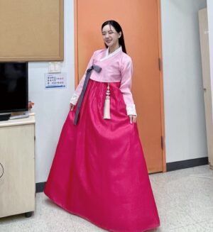 Song Min-gyeong Instagram - 복면가왕 ♥️ 즐겁고 소중한 무대를 또 만들어주셔서
모든분들 너무 감사드려요🙏🏻

“머릿결이 찰랑찰랑” 은 바로 송민경이었습니다 ㅎㅎ
머선일이고~!!!

항상 하는 말이 있어요
평생 여러분들 곁에서 ‘희노애락’을 함께하고
나무의 든든한 큰 밑둥이 되어 
늘 그자리에 어디 안가고 가만~히 있을테니,
웃고싶을때 울고싶을때 저에게 쉬어가시라구요 🌳

그런 “사람” 이 되고 싶습니다
가수건 배우이건 저는 여러분들께 늘 그런 존재가 되고 싶어요
늘 선한 영향력을 끼치고 싶어요

이렇게 한발한발 저도 열심히 나아갈게요
우리 평생 함께해요 🫣

언젠가 세상을 떠날때, 눈감을때
“인생아 고마웠다” 하고 눈감고 싶어서...

제가 좋아하는 노래라 방송에서 꼭 들려드리고 싶었는데
이렇게 빨리 기회가 와서 너무 좋았습니다.
진심을 전해드리고 싶어서 소중히 불러보았는데,
또 몇몇분께 전달이 된것 같아 기분이 좋습니다 ㅎㅎ

행여나 아쉬워 마세요~!
저의 이야기는계속 되니까요 ㅎㅎ

영상은 나중에 공유할게요 !
아직 공식 유투브에 올라오기 전이니깡 🫶🏻
이번 한주도 화잇티이이잉!!!

#복면가왕 #머릿결이찰랑찰랑 #송민경 #조항조
#인생아고마웠다 #명곡 #알고보니혼수상태 #머선일이고