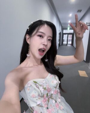 Song Min-gyeong Instagram - 미스코리아 강원 선발대회 🤍
너무너무 눈부셨던 하루 🫣

무대 뒤에서 미코 후보분들을 보는내내,
얼마나 떨릴까 얼마나 힘들게 준비를 많이 했을까..
같이 긴장하면서 지켜보았다

오늘 뵌 모든 분들의 앞날이 찬란하게 빛나길..
후보분들 모두 관객분들 모두 행복한 인생이 기다리고 있길..
간절히 바라면서 무대에 섰다 🤍

사진은 발랄하게!  #발랄민경 #도파민경

#미스코리아 #미스코리아강원 #양양 #송민경