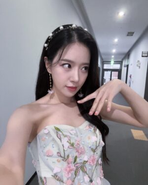 Song Min-gyeong Instagram - 미스코리아 강원 선발대회 🤍
너무너무 눈부셨던 하루 🫣

무대 뒤에서 미코 후보분들을 보는내내,
얼마나 떨릴까 얼마나 힘들게 준비를 많이 했을까..
같이 긴장하면서 지켜보았다

오늘 뵌 모든 분들의 앞날이 찬란하게 빛나길..
후보분들 모두 관객분들 모두 행복한 인생이 기다리고 있길..
간절히 바라면서 무대에 섰다 🤍

사진은 발랄하게!  #발랄민경 #도파민경

#미스코리아 #미스코리아강원 #양양 #송민경
