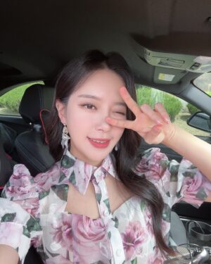 Song Min-gyeong Instagram - 오늘 날씨 좋았쥬😘
❤🧡💛💚💙💜🩷🩵🤎🩶🤍
내사랑들 굿나잇🫶🏻 

밍밍밍미이잉미ㅣㅣㅣㅣㅣㅣㅇ 

힘들땐 제게 와서 쉬어요
즐거울땐 같이 웃어요
자, 힘내서 괜찮다 말해봐요
좋은날 꼭 올테니깐 🫶🏻