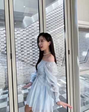 Song Min-gyeong Instagram - 💙💙💙💙💙💙💙💙💙
요즘 엠지들은 이렇게 찍는다며 거울샷 🙄

이게 머선 일이고 !!!!! 😱 장이꼬이는 느낌!
여러분 항상 음식조심...
배에 힘 못주고 빡센노래 부르러....... 🤯
어디로 가는 길이게요~~~!

답은 다음에 💙

#스페셜무대 #송민경 #머선일이고 #건강이최고