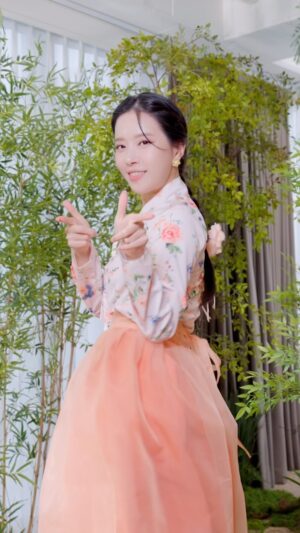 Song Min-gyeong Instagram - 부기부기 뷈뷈~! 요즘 꽂힌 노래 🧡🫣
한복버젼 🔥 
 #밍 #밍밍 #포켓몬스터 #부깈