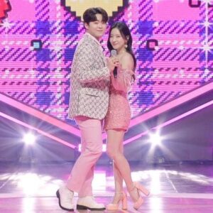 Song Min-gyeong Instagram - 오늘 “불타는장미단” 방송해요 🩷
오늘밤 9시 MBN 에서 !! 어떤 무대를 준비했을까요??

민수랑 열심히 준비한 무대~!
많이 많이 기대해주세요 🩷

p.s 으른이고 싶은 만두 😏

#불타는장미단 #mbn #박민수 #송민경 #민민남매