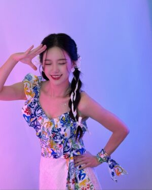 Song Min-gyeong Instagram - 나 뭐하게~~~~~~ 👒 여름준비 !?? 💙
시워~~~~~~~언하고 행복한 주말 되세요 💜🩷🩵

주말엔 송민경의 ”아무튼트로트“ 하는날 📻
잊지 않으셨죠 ???

오후 2시-4시 bbs FM 101.9 !!

#아무튼트로트 #송민경 #여름 #시작