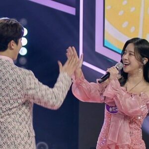 Song Min-gyeong Instagram - 오늘 “불타는장미단” 방송해요 🩷
오늘밤 9시 MBN 에서 !! 어떤 무대를 준비했을까요??

민수랑 열심히 준비한 무대~!
많이 많이 기대해주세요 🩷

p.s 으른이고 싶은 만두 😏

#불타는장미단 #mbn #박민수 #송민경 #민민남매
