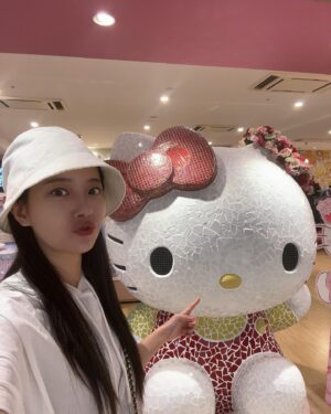 Song Min-gyeong Instagram - 즐거운 한주 시작~!!!!!!! 😝
🩷🤍🩷sweet big kitty~~~🤍🩷🤍 in #tokyo
