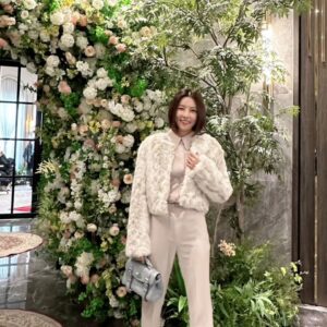 Song Min-ji Instagram - #보라데보라 결혼식씬 찍은날.
인플루언서 스탈리스트도 같이 나왔네  ㅎㅎ