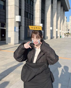 Song Ye-bin Instagram - 두리 맞은 꾸리

#수지맞은우리