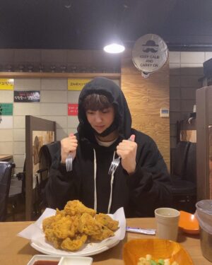 Song Yu-vin Instagram - 🍗🍗 #더워지기전
#귀찮게해서미안
#나도찍어줄게