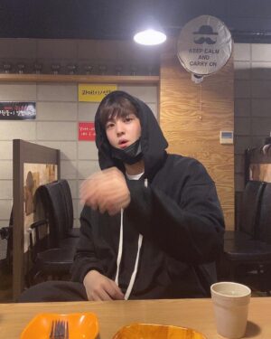 Song Yu-vin Instagram - 🍗🍗 #더워지기전
#귀찮게해서미안
#나도찍어줄게