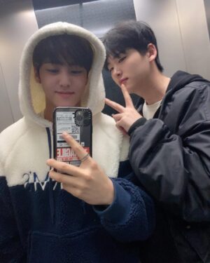 Song Yu-vin Instagram - 사진 찍을 때마다 귀여운 척하지 마.
키 크니까 봐 준다🤓
#어린이날이니까#어린이시절#투척