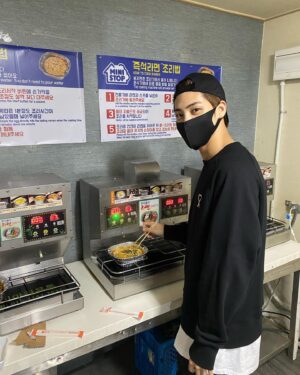 Song Yu-vin Instagram - 🤪🖐

#진곤이의#시선
