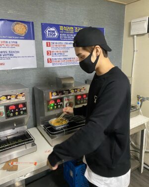 Song Yu-vin Instagram - 🤪🖐

#진곤이의#시선