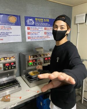 Song Yu-vin Instagram - 🤪🖐

#진곤이의#시선