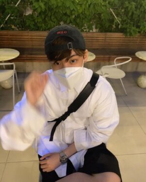Song Yu-vin Instagram - 대체 위에선 왜 찍는 거야?🤷 .
#그래
#사진만잘나오면돼
#고마워