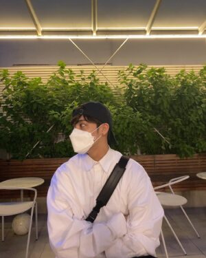 Song Yu-vin Instagram - 대체 위에선 왜 찍는 거야?🤷 .
#그래
#사진만잘나오면돼
#고마워