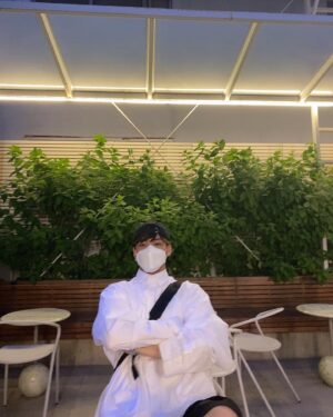 Song Yu-vin Instagram - 대체 위에선 왜 찍는 거야?🤷 .
#그래
#사진만잘나오면돼
#고마워