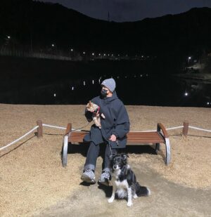 Song Yu-vin Instagram - 🐶건강하자 얘들아🐶

#18살몽이#6살쵸파
#이제야정확한나이를알았다
