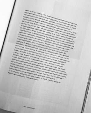 Sónia Balacó Instagram - A @vogueportugal pediu-me que escrevesse uma carta de amor e aconteceu isto:

Deixei de lavar a loiça em 1983, mesmo antes da revolução. Havia coisas mais importantes a fazer, nenhum tempo a desperdiçar, zero refeições em casa. Tu costumavas inventar maneiras de a reutilizar, e nós íamos comendo de pratos semi-sujos, com talheres lambidos e os mesmos copos, espalhados por aí. Vibrávamos com ideias e o futuro a ser inventado perante os nossos olhos, atrás dos nossos olhos. Éramos sonhadores, crentes, inovadores a caminho da idade adulta, o que quer que fosse que isso significasse. Correr para casa escadas acima de madrugada para infelicidade dos vizinhos, arte, sempre a arte, citações de um livro que me faziam chorar, o mesmo filme que sabíamos de cor em repeat na televisão, discos, os Beatles, histórias das vidas dos nossos heróis romantizadas pelo tempo e pela nossa inexperiência. A vida era um sonho a revelar-se para nós. O tempo não importava, era eterno, com infinitas oportunidades e possibilidades. O mundo ainda ia ser nosso. Era nosso. Éramos livres e nunca íamos morrer.
Os trintas chegaram como uma piada e com eles a consciência da morte, da passagem do tempo e escolhas e oportunidades limitadas. Tu casaste. Eu endoideci. A arte tornou-se uma coisa séria. O tempo a passar. O que faríamos dele? Filmes. Livros. Música. A revolução não aconteceu mas ficou em nós, em tudo o que fazíamos. Nós tornámo-nos a revolução. O mundo ficou mais pequeno, tirámos os óculos de sol, ideais misturados com dever e contas. Começámos a lavar a loiça. A meter o lixo na rua. A ir para a cama antes da meia-noite. Tornámo-nos adultos. Tu arranjaste trabalho como escritor, eu tornei-me artista. Dávamos as mãos através do grande lago, éramos irmãos, nas nossas almas a marca da revolução, a crença no poder maior da arte e na honestidade. Ainda tínhamos o mesmo sonho em comum, ainda desejávamos as mesmas coisas. Continuámos jovens enquanto corríamos para os quarentas. Mantivemo-nos fiéis a nós mesmos. Acho que alcançámos o sucesso. Acho que é isso que alcançar o sucesso significa: nunca nos perdermos na selva da cidade grande. […]