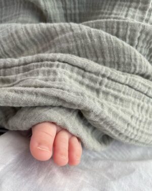 Sonja Kailassaari Instagram - *mainos. Matkustaminen saa aivan uuden ulottuvuuden kun reissaa vauvan kanssa 😍 En ole aikaisemmin tullut ajatelleeksi vessojen kokoa ja varustusta, jalkakäytävien kynnyksiä tai siirtymiä paikasta toiseen.

Rehellisesti mua jännitti itse matkustaminen. Mitä jos hän itkee koko lennon, enkä osaa handlata tilannetta…? 
Onneksi kaikki meni hyvin (ainakin mennessä 😅) ja Finskin ihana purseri rakensi kahvimukeista, teipistä ja tikuista hänelle mobilen 🩷

Yksi tärkeimmistä kulmakivistä tällä matkalla on kuitenkin ollut Babyzen YoYo 2 matkarattaat. Iso kiitos taas Stockan  @atlastenturvalle 🩷
ja erikoiskiitos @merilainentaru joka kokosi rattaat ja vastasi taas kaikkiin mun kysymyksiin. 
Nää ovat olleet todella kätevät koska menevät hetkessä kasaan ja niihin saa myös adapterilla liitettyä turvakaukalo. 

#tuotesaatu
@atlastenturva
@stokkebaby