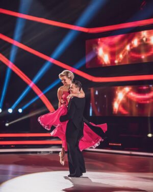 Sonja Kailassaari Instagram - 💋💋💋 teille kaikille kannustaneille ja äänestäneille!!!! Olemme niin onnellisia että matkamme jatkuu ❤️

Tack ❤️

Nyt takaisin treenisalille ja treenaamaan kahta!! tanssia… 
🤪😳🥰

@tamminenphotography 
@tanssiitahtienkanssa 
@matti_puro 
@butik.helsinki 
@miia_ollula 
Bändi ❤️