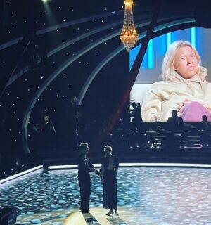 Sonja Kailassaari Instagram - Ja tähän väliin taas vähän tanssikuvia… koska ne on vaan niin sairaan hienoja!!! 

@tamminenphotography otat ihan huikeita kuvia, johon tallentuu elämäni ikimuistoisimpia hetkiä. Kiitos siitä 💕

Annan nyt itselleni luvan nauttia täysillä tästä ihan huikeasta matkasta, koska tosiasia on että se voi päättyä milloin vaan. Niinkuin mikä tahansa elämässä. Nautitaan ennen sitä 🤍

Ja lopuksi vielä muistutus siitä ettei kaikki tää ole ihan loputonta glamouria! (Ettei totuus unohtuisi 😂)

@tanssiitahtienkanssa 
@matti_puro 
@tamminenphotography