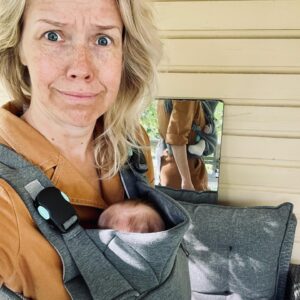 Sonja Kailassaari Instagram - Arkirealiteetti: Sait vauvan juuri nukkumaan kantorepussa, sulla on hirvee pissahätä ja… haalari 🤘🏻