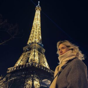 Sonja Kailassaari Instagram - Ihan turistico-ticona 💕

(Mutta tonne Eiffel-torniin en ikinä menisi. Pelkkä hissin katsominen saa jalat heikoksi 😅)

Ihana reissu 💕 
Ihana matkaseura 💕 @akuhirviniemi 
Kiitos myös kaikille vinkkejä lähettäneille 💕

Tähän loppuu Pariisi spämmi 😘
Merci et pardon!