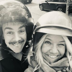 Sonja Kailassaari Instagram - Tänään koitti se päivä kun Matti vihdoin uskalsi tulla mun kyytiin. Mun mielestä ihan hyvä että mäkin välillä vien!

@tanssiitahtienkanssa