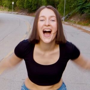 Sonya Belousova Instagram - VERY MUCH into these slapping jazz funk grooves. Dancing my way into the weekend with MIXTAPE FROM BARATIE, out NOW x: netflixmusic.ffm.to/onepiecemixtape
❤️🏴‍☠️❤️
@onepiecenetflix #onepiecenetflix #onepieceliveaction #onepiece