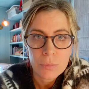 Sonya Walger Instagram - In this week’s episode of @bookishwithsonya, I am joined by the remarkable @iamishasesay.

An incredible British journalist who covered the tragic abduction of 276 schoolgirls in 2014 by Boko Haram.

Link in bio or each episode is available wherever you get your podcasts. Enjoy.