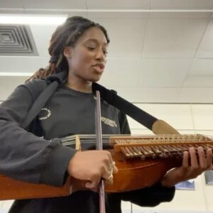 Sophia Brown Instagram - 🤠🎞️📍💫🌱
⁣⁣
1. The Journey to Xin’trea.🌪️🥁

2. Me learning to play the Black Rose on the Nyckelharpa! 🎻 - Thank you so much @nyckelvix 

3. Three way fight from end of Ep1 - With our glorious stunt doubles. 🙅🏾‍♀️🙅🏻‍♀️🙅🏻‍♂️

4. Post Bank Fight 🩸💰

5. Me and Laurence playing around in Zacares Marsh of the Mists 😶‍🌫️