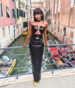 Sophia Brown Instagram - @britishvogue X @cartier in Venice

Thanks @edward_enninful & @laurentfeniou for having me. 🖤