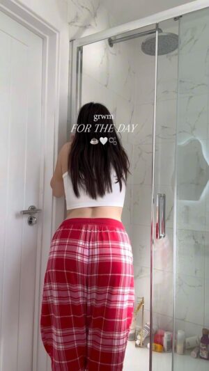 Sophia Grace Brownlee Instagram - ☕️🤍🫧 

-

-

-

-

#reels#makeup#skincare#grwm#morningroutine#routine#ditl