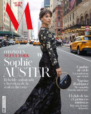 Sophie Auster Instagram - Este sábado, Sophie Auster llega a la portada de Mujerhoy para adelantar el otoño en uno de sus escenarios predilectos: las calles de Nueva York. A punto de publicar nuevo disco y de ser madre por primera vez, la cantante encuentra la inspiración en la ciudad inmortalizada por sus padres, los escritores Paul Auster y Siri Hustvedt. “Creo que este disco es el más personal que he escrito, porque surge del confinamiento y de conflictos personales vividos en los últimos años”, explica Sophie.

Los problemas a los que alude son la muerte por sobredosis de su hermano Daniel en abril del año pasado, menos de dos semanas después de ser acusado del homicidio de su hija de 10 meses, y el cáncer diagnosticado en diciembre a su padre. El título de su nuevo trabajo evoca un efecto catártico, Milk for Ulcers [leche para las úlceras]. “Es un álbum que refleja la superación de obstáculos y eso me ha dado un gran margen de maniobra para crear un arco narrativo y dar un giro a la pena que sentía hacia temas que plasman que estoy sobrellevándola. Escribir desde el dolor me ha ayudado a sanar las heridas abiertas”.

¡Te esperamos en los kioscos! 

Fotografía: @fernandosippel
Estilismo: @inesitsaso
En portada: @sophieauster con look de @chanelofficial