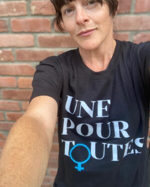Sophie Cadieux Instagram - pour changer le monde, ça prend tout le monde. La violence conjugale et les féminicides, ça suffit. #unepourtoutes
  pour de l’aide, @sosviolenceconjugale  est là 24/24💛 
pour se procurer un chandail: www.omakou.com