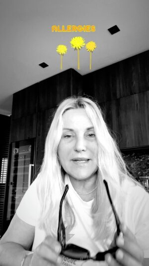 Sophie Favier Instagram - Au secours…… 
Sauvez moi, je suis follement allergique au pollen. 
Avez vous des astuces simples et efficaces pour enrayer cette gêne au quotidien. 
MERCI 😎