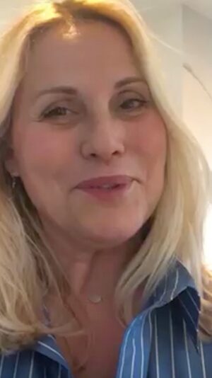 Sophie Favier Instagram - Je vous propose de vous divertir, de trouver les bonnes idées pour nous occuper à la maison, de partager mes coups de cœur dans ces moments complètement incroyables que nous vivons.
J’espère que vous aimerez, commenterez et partagerez. 
Et en attendant, soyons sage, mais pas trop, mais à la maison ! 
Soyez prudent(e)s. 
#stayhome #restezalamaison #confinement #covid19 #coronavirus@sophiefavier