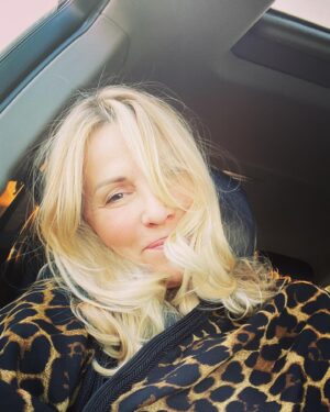 Sophie Favier Instagram - Transformer sa vie et accéder à l’extra- ordinaire…. 
Y pensez vous?
Envie de changer d’air,
de routine.
Mais comment?
Un nouvel état d’esprit se met en route. 
Les énergies nouvelles véhiculent un message ou une intention.
Écoutez vous.
Prenez du temps pour vous.
Qui souhaitez vous rencontrer?
Où habitez pour plus de tranquillité? 
Que voulez vous faire ou voir pendant vos vacances? 
Autant de questions….?
Essayez d’associer vos intentions à vos émotions.
Vous allez trouver.
C’est une belle aventure que je vous propose.
À vous, de jouer.