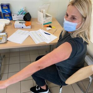 Sophie Favier Instagram - Ce matin, j’ai reçu le vaccin #pfizer 
Je suis super happy.!! 
Vive la liberté retrouvée🦋