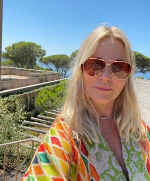 Sophie Favier Instagram - Profitons de ce bon soleil pour recharger nos batteries, évacuer le stress accumulé, tout au long de l’année. Nous l’avons bien mérité, d’autant que nous ne savons rien de ce qui nous attend pour cette rentrée. Avançons ensemble, la joie dans nos cœurs. Je vous souhaite un très bel été🐠