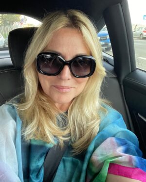 Sophie Favier Instagram - Week end🌟
synonyme de lâcher prise.
 Etre en symbiose avec la nature, 
pour les adeptes du silence,
Remercier avec gratitude d’être en pleine santé,
Avoir une belle pensée pour ceux qui souffrent dans ce monde,
Se balancer dans un hamac,
Jouer de la binette,
Revoir une comédie musicale, la mélodie du bonheur de Robert Wise,
Rêver en plongeant dans la lecture d’un bon bouquin.
Flâner, chiner aux puces,
Repenser votre déco maison,
Changer la place de vos meubles, faites circuler les énergies,
Appeler un être cher,
Ressortir des albums photo,
Acheter des fleurs,
Cuisiner des bons produits frais,
Organiser un barbecue avec des amis,
Refaire le monde, discuter des heures…..
Faire la lecture et des coloriages avec nos petits,
Dormir à la belle étoile,
Grimper une montagne, même petite.
Observer le ciel, formuler un vœu,
Nager dans une rivière, se prendre pour un poisson dans la mer…..
Danser et chanter à tue tête,
Et vous que faites vous, le week end?
