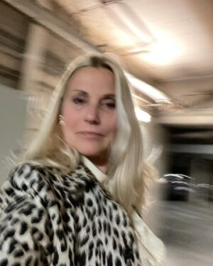 Sophie Favier Instagram - Rejoindre des ami(e)s pour dîner, pour papoter, échanger, se cajoler mutuellement, cultiver des émotions positives, un bel exercice pour sortir de la spirale négative de ces derniers mois.
Et vous, quels sont vos petits bonheurs pour retrouver une pêche d’enfer?