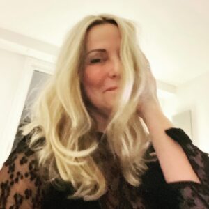Sophie Favier Instagram - Tous les bonheurs du monde pour vous toutes et tous.
Bienvenue 2❤️24,  Légèreté, bienveillance, lumière et surtout la paix, l’espoir d’un monde plus serein qui se réinvente, vivons ensemble.  Belle année.